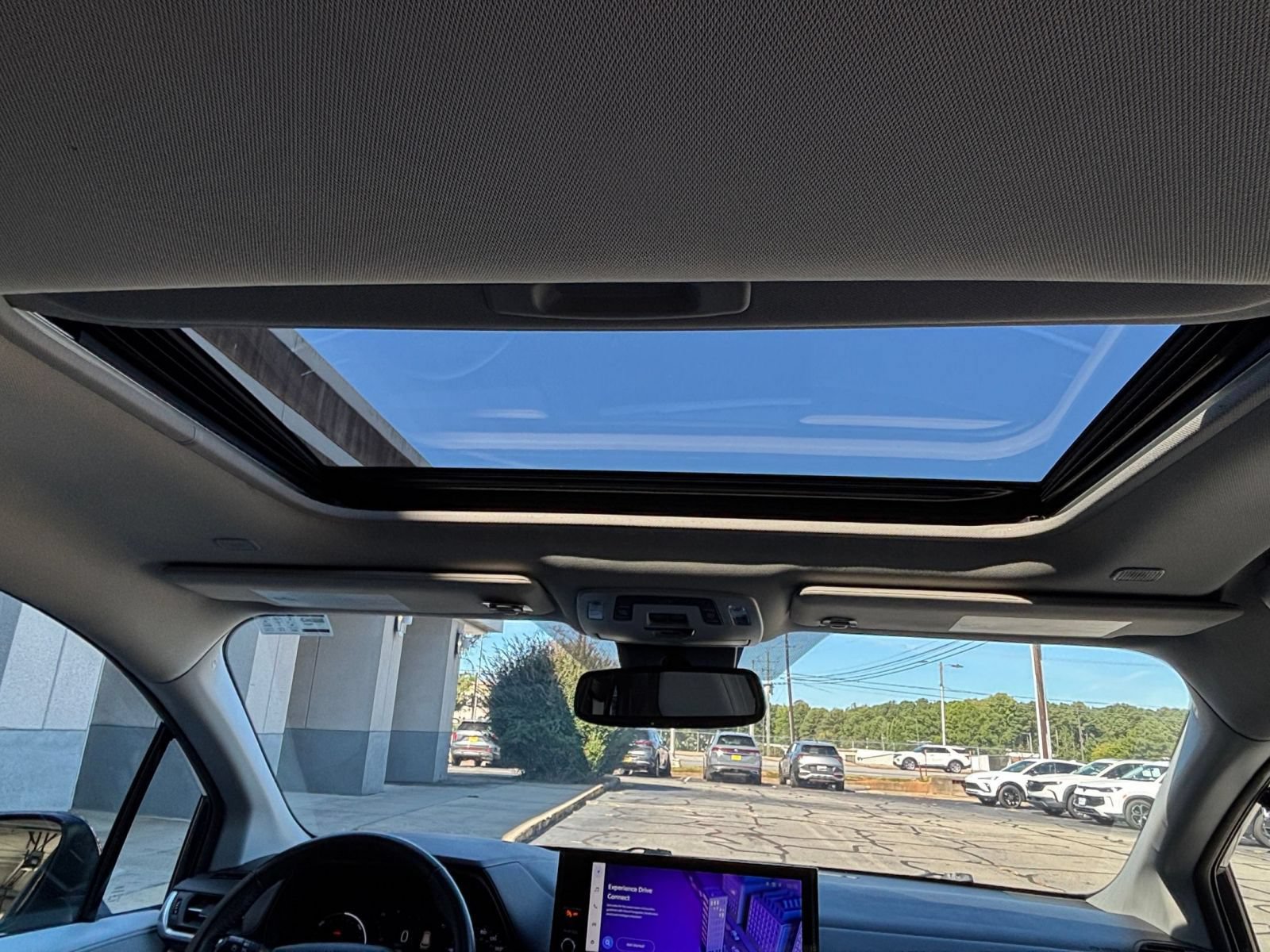 Used 2025 Toyota Sienna XLE FWD image 29