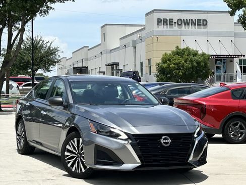 Used 2024 Nissan Altima 2.5 SV FWD image 2
