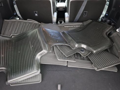 Used 2020 Toyota Highlander XLE image 65