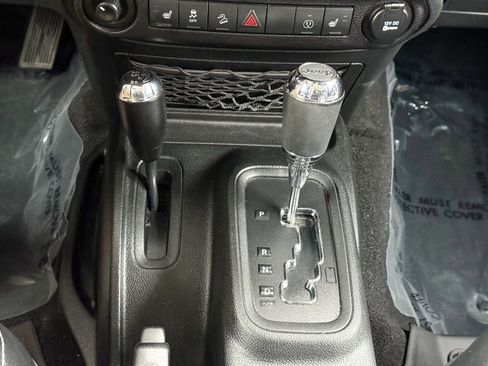 Used 2018 Jeep Wrangler Unlimited Rubicon w/ Connectivity Group image 31