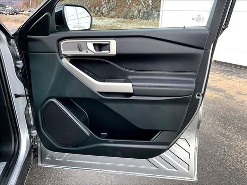 Used 2023 Ford Explorer Limited image 12