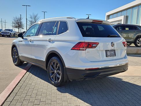 Certified 2024 Volkswagen Tiguan SE image 2