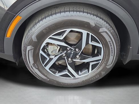 Used 2025 Kia Sportage LX image 9