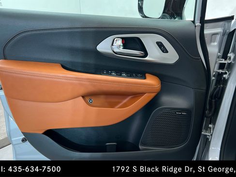 Used 2026 Chrysler Pacifica Pinnacle image 14