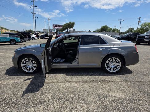 Used 2011 Chrysler 300 Limited w/ Sound Group RWD image 10