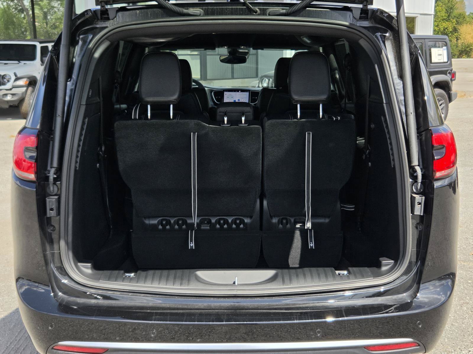 New 2027 Chrysler Pacifica Select FWD image 7