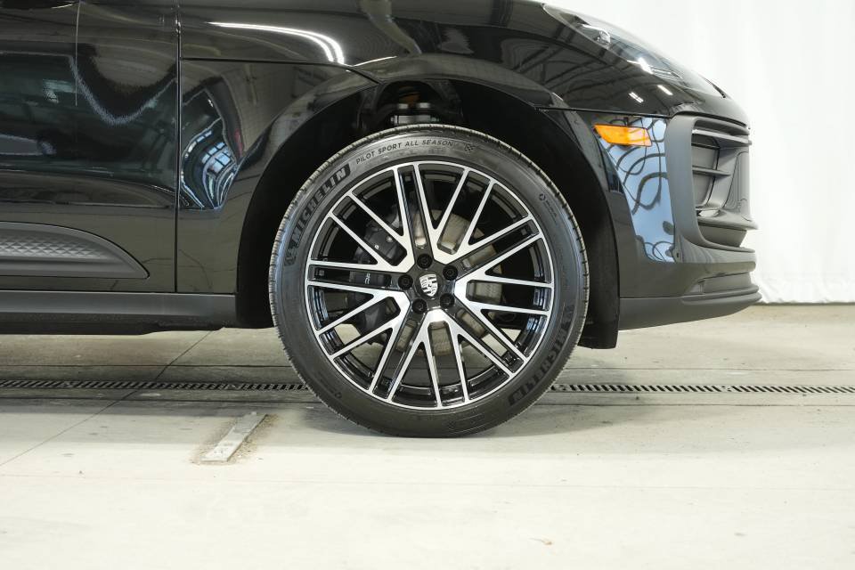 Certified 2026 Porsche Macan AWD/4WD image 41