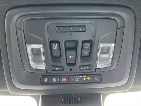 Used 2022 Chevrolet Silverado 1500 High Country w/ High Country Premium Package AWD/4WD image 34