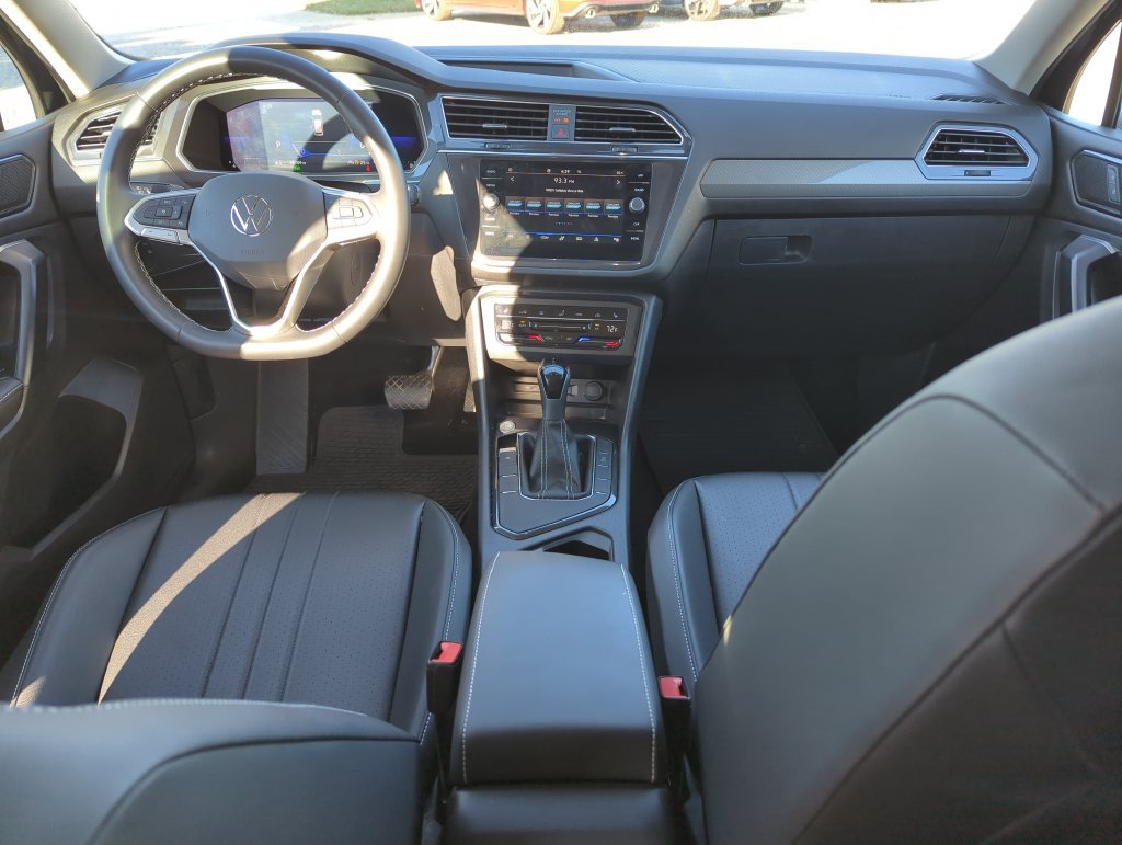 Used 2023 Volkswagen Tiguan SE w/ Panoramic Sunroof Package FWD image 13