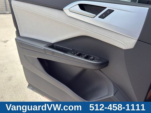 Used 2025 Volkswagen Taos SE w/ Panoramic Sunroof Package FWD image 22