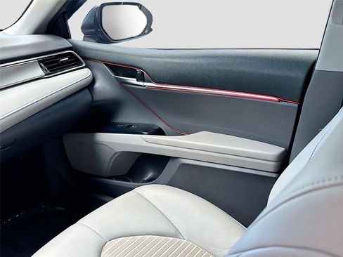 Used 2020 Toyota Camry SE FWD image 23