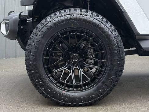 Used 2025 Jeep Wrangler Unlimited Sahara image 9