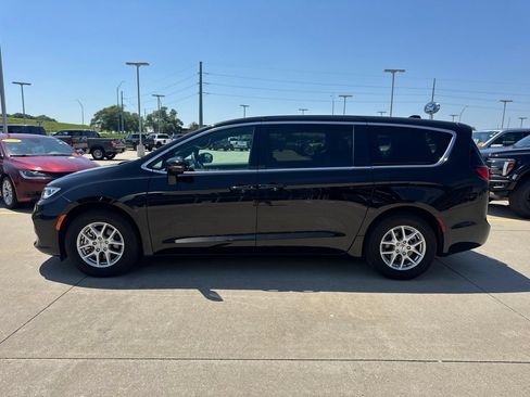 Used 2025 Chrysler Pacifica Select FWD image 27
