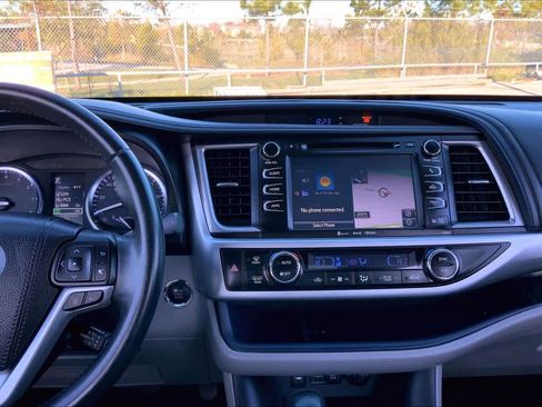Used 2018 Toyota Highlander XLE image 6