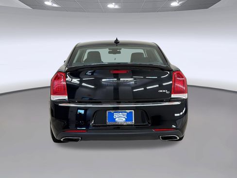 Used 2017 Chrysler 300 C RWD image 10