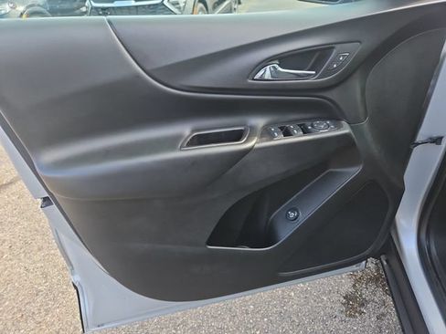Used 2019 Chevrolet Equinox LT w/ Sun & Navigation Package FWD image 11