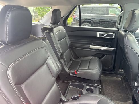 Used 2021 Ford Explorer XLT w/ Equipment Group 202A AWD/4WD image 32