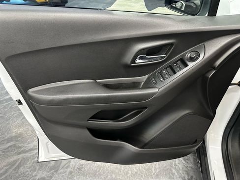 Used 2020 Chevrolet Trax LT AWD/4WD image 8