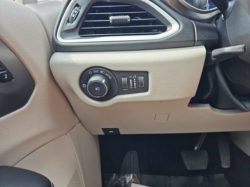 Used 2024 Chrysler Pacifica Touring-L FWD image 33