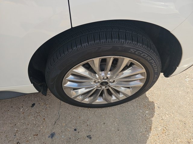 Used 2020 Ford Edge Titanium w/ Equipment Group 301A FWD image 4