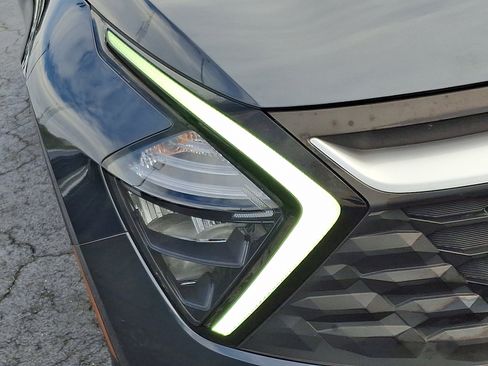 Used 2023 Kia Sportage LX image 9