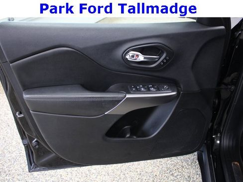 Used 2019 Jeep Cherokee Limited image 11