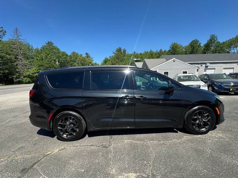 Used 2019 Chrysler Pacifica Touring-L w/ S Appearance Package FWD image 10