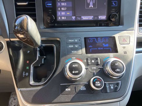 Used 2017 Toyota Sienna XLE w/ XLE Navigation Package FWD image 33