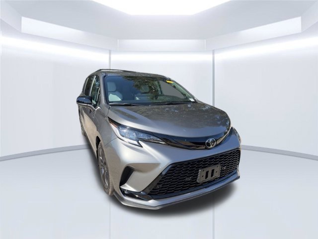 Used 2026 Toyota Sienna XSE FWD image 3