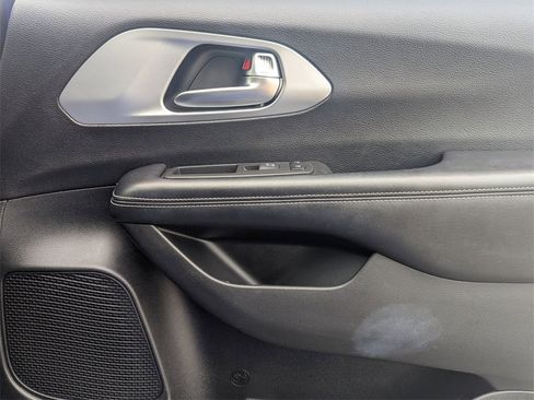 Used 2020 Chrysler Pacifica Touring-L w/ Advanced Safetytec Group image 32