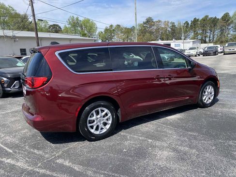 Used 2023 Chrysler Voyager LX FWD image 5