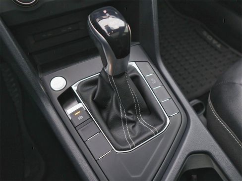 Certified 2022 Volkswagen Taos SE w/ Panoramic Sunroof Package image 24