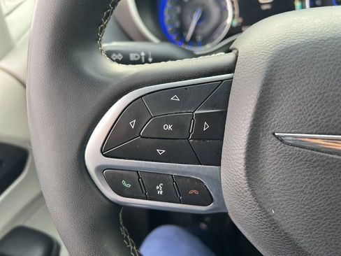 Used 2023 Chrysler Pacifica Touring-L image 16