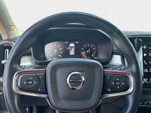 Used 2021 Volvo XC40 T5 Momentum image 23