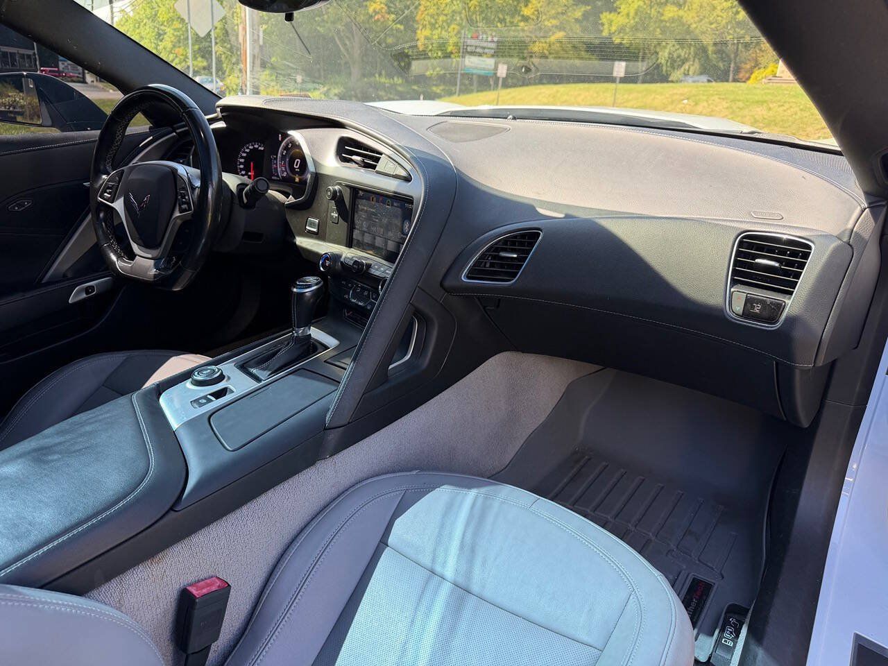 Used 2018 Chevrolet Corvette Stingray Coupe w/ 1LT RWD image 21