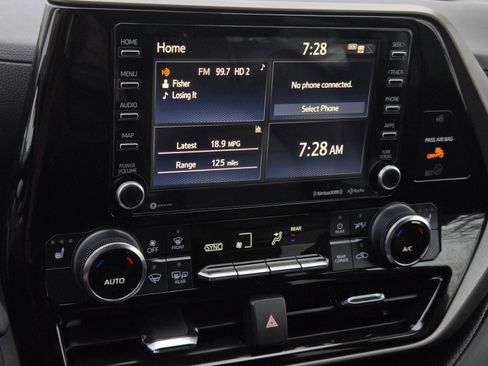 Used 2022 Toyota Highlander XLE AWD/4WD image 14