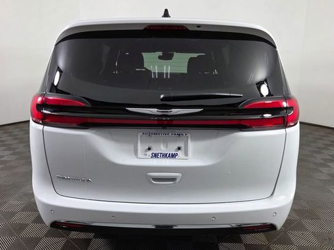 New 2025 Chrysler Pacifica Select image 6