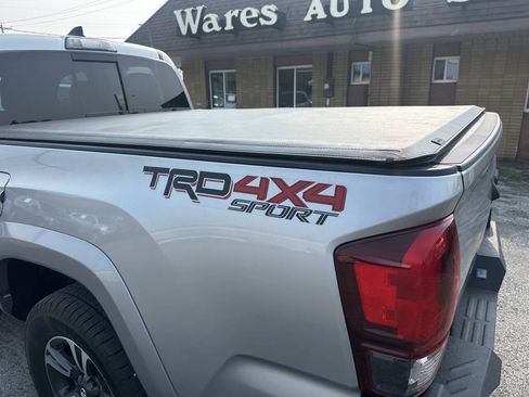 Used 2018 Toyota Tacoma TRD Sport AWD/4WD image 9