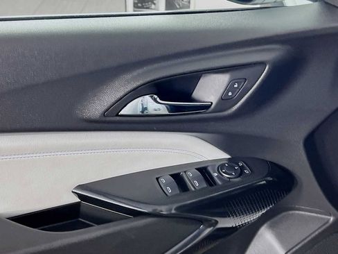 Used 2025 Chevrolet Trax LT w/ LT Convenience Package image 18