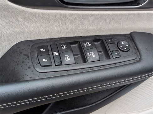 Certified 2024 Chrysler Pacifica Touring-L image 15