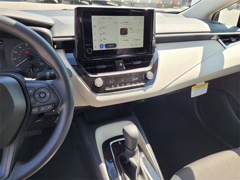 Used 2025 Toyota Corolla LE image 31