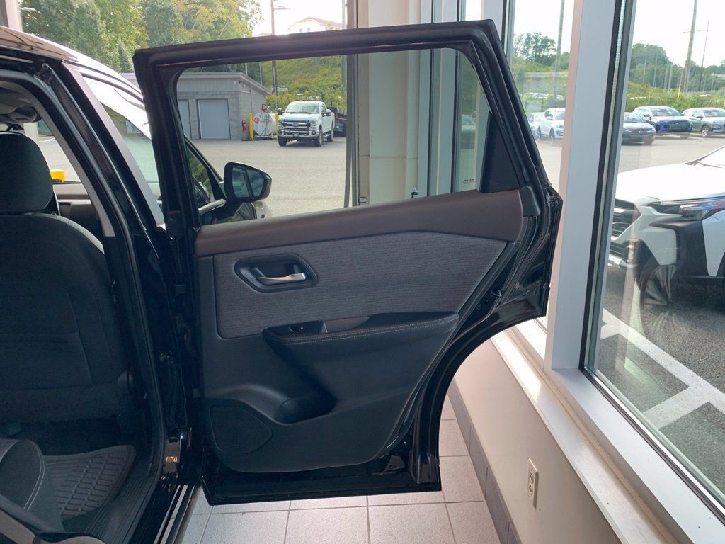 Used 2023 Nissan Rogue SV AWD/4WD image 18