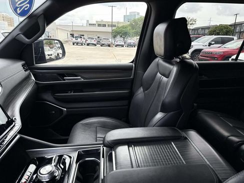 Used 2024 Jeep Wagoneer L Series III w/ Flexible Seating Group AWD/4WD image 15