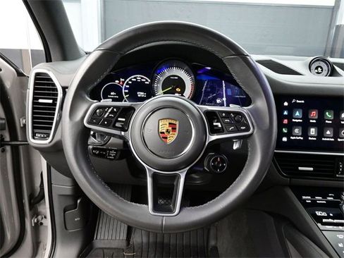 Used 2022 Porsche Cayenne Platinum Edition image 8