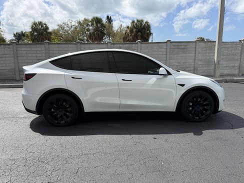 Used 2022 Tesla Model Y Long Range image 7