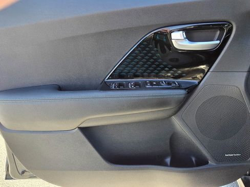 Used 2022 Kia Niro EX Premium w/ Cold Weather Package image 11