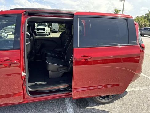 New 2027 Chrysler Pacifica Limited FWD image 9