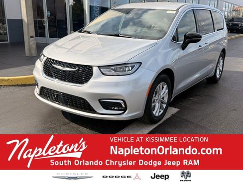 New 2026 Chrysler Pacifica Select image 1