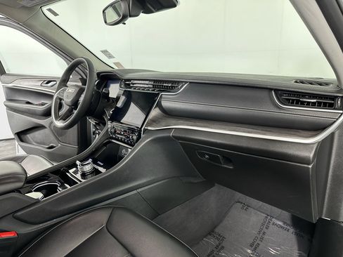 Used 2023 Jeep Grand Cherokee Limited AWD/4WD image 19
