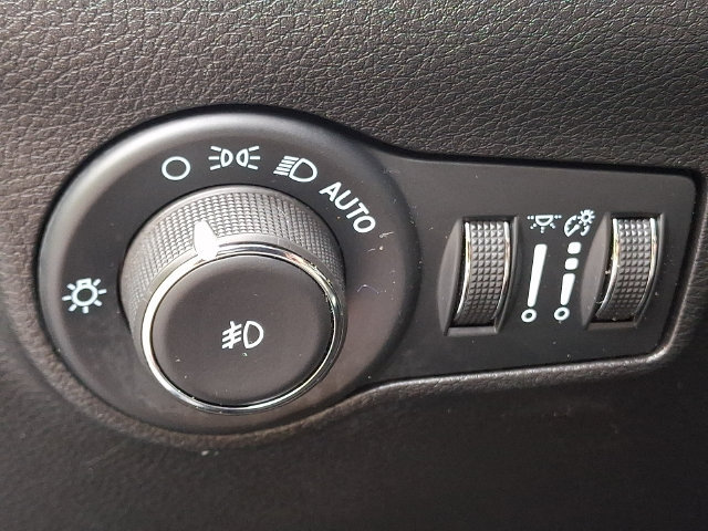 Used 2025 Jeep Compass Latitude AWD/4WD image 25